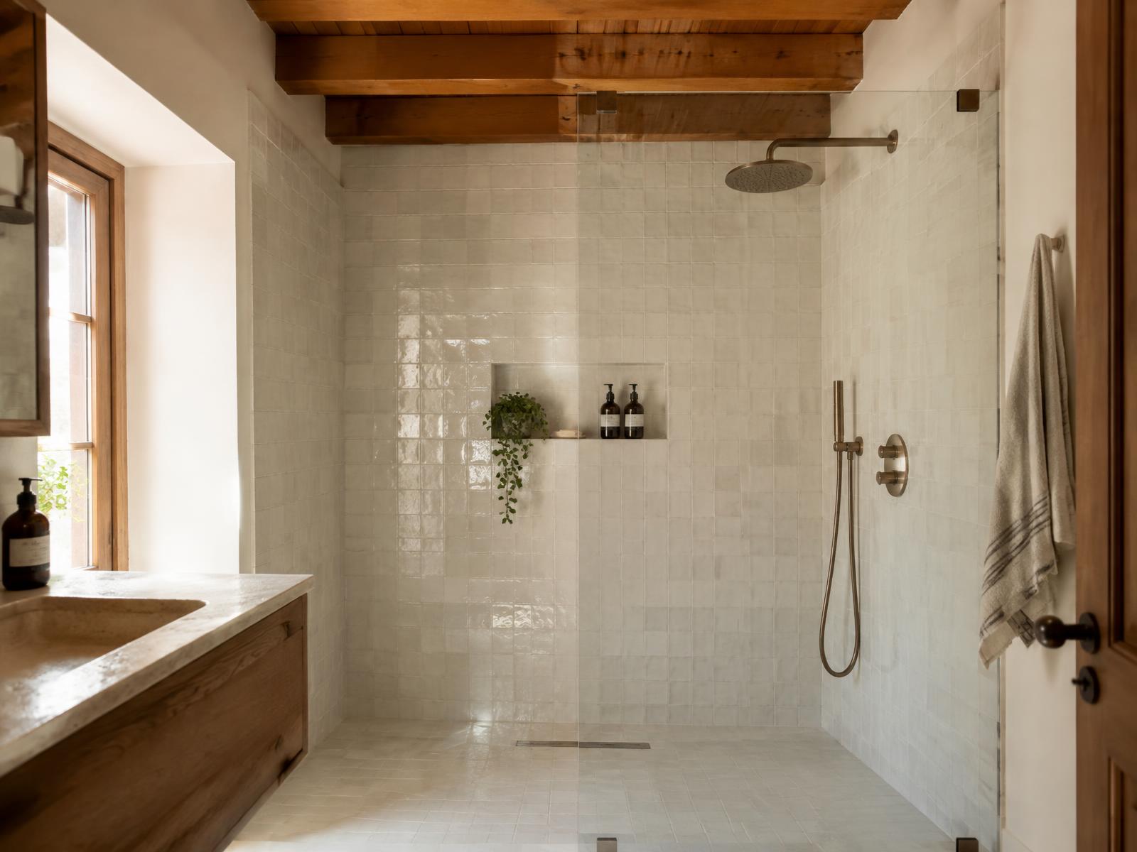 Ducha de azulejo artesanal bajo vigas de madera